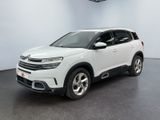 La Citroën blanche est garée dans une grande pièce