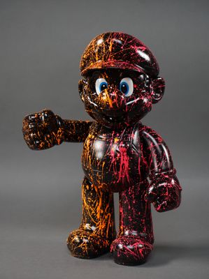 un gros plan d'une figurine représentant une personne portant un casque