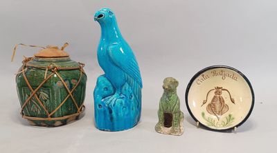 un oiseau bleu perché sur une souche d'arbre, à côté d'un bol et d'une assiette