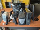 beaucoup de matériel informatique posé sur un bureau