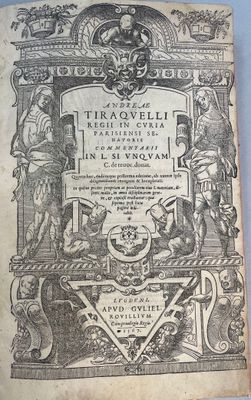 un vieux livre avec une image en noir et blanc représentant un homme à cheval
