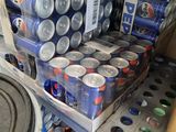 de nombreuses canettes de soda et de bière sur les rayons