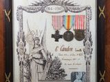 une vieille photo représentant une photo encadrée d'une médaille et une médaille