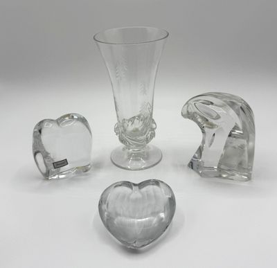 plusieurs morceaux de verre posés les uns à côté des autres sur une table