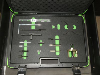 une mallette contenant des outils, posée sur une table