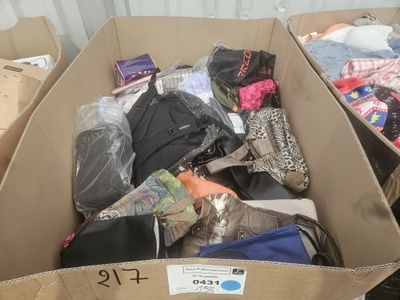 une boîte en carton remplie de vêtements et d'autres objets