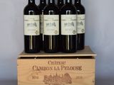 six bouteilles de vin se trouvent dans une caisse en bois posée sur une table
