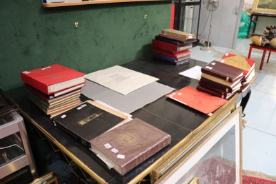 beaucoup de livres sur une table dans une pièce