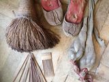 une paire de chaussures posée par terre à côté d'une brosse