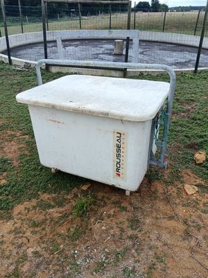 une boîte blanche posée au milieu d'un champ
