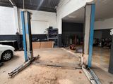 une photo d'un garage avec une voiture au milieu