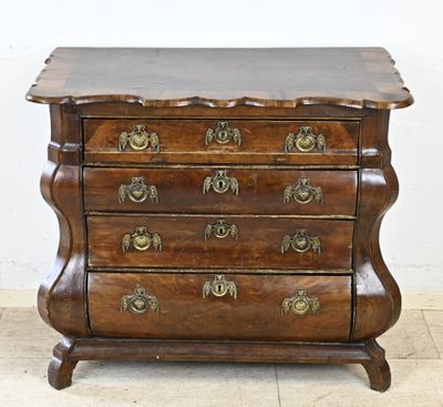 une commode en bois avec des ferrures en laiton