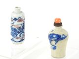 deux petits vases exposés sur une surface blanche