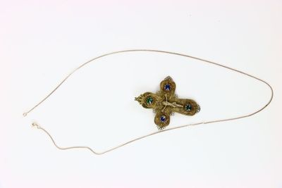 un collier orné d'un papillon sur un fond blanc