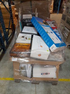 une pile de cartons posée sur une palette dans un entrepôt