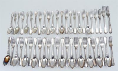 beaucoup de fourchettes et de cuillères disposées sur la table