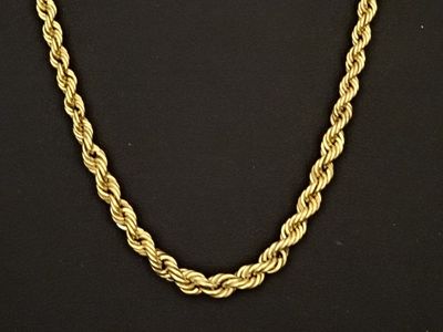 un collier de corde en or sur un mannequin mannequin mannequin mannequin mannequin mannequin mannequin mannequin mannequin mannequin