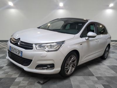 la citrole blanche est garee sur un carrelage en damier
