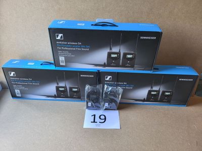 trois boîtes de manettes Nintendo Wii posées sur une table