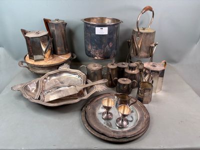 une table sur laquelle se trouvent de nombreux objets en argent