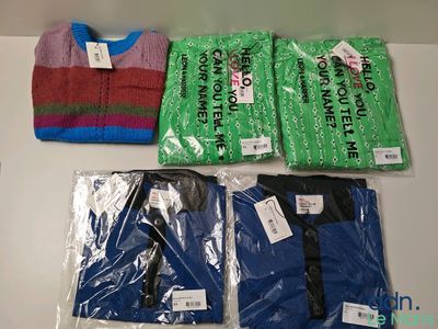 trois paires de pulls pour homme et une paire de pulls pour femme