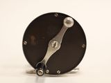 une horloge posée sur une surface blanche