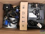 une boîte contenant tout un tas d'appareils électroniques
