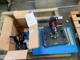 une caisse contenant une machine posée sur une palette
