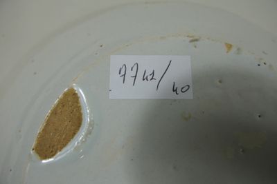 un bout de papier qui a été laissé sur une assiette