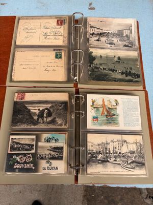 beaucoup de vieilles cartes postales sur la table