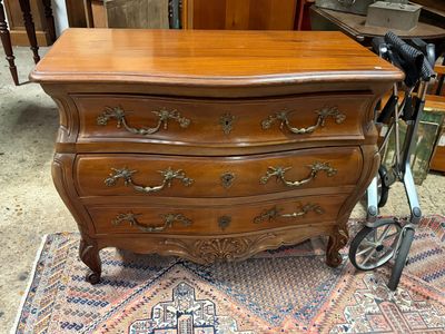 une commode en bois sur laquelle est posé un vélo