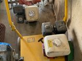 une petite machine posée contre le mur d'un immeuble