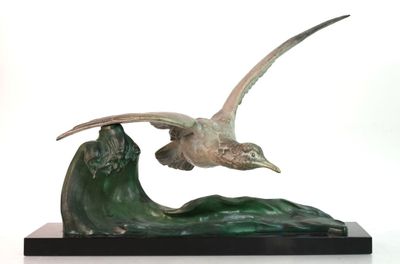 statue représentant un oiseau volant au-dessus d'une vague sur fond blanc