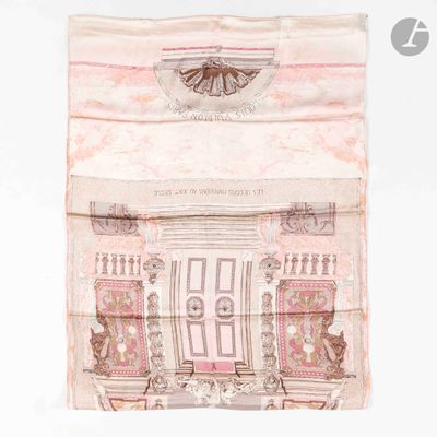 un sac rose sur lequel est représenté un bâtiment