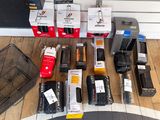 de nombreux modèles différents de téléphones portables sont exposés dans le magasin