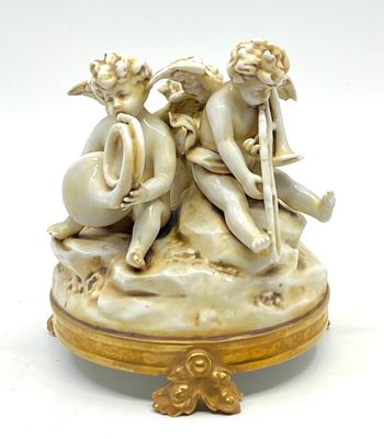 CAPO DI MONTE. Angelots musiciens.