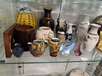 de nombreux vases différents exposés dans une vitrine