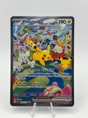 gros plan d'une carte pokemon sur une surface blanche