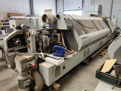 une machine qui se trouve à l'intérieur d'un bâtiment