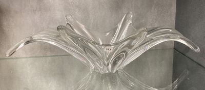 un vase en verre posé sur une table en verre