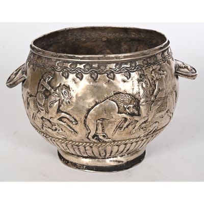 un vase en argent orné d'un cheval sur fond blanc