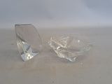 deux morceaux de verre transparent posés sur une surface blanche