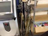 une machine qui se trouve sur une étagère dans une pièce