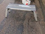 un banc posé au bord de la route