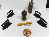 un grand nombre d'objets posés sur une table