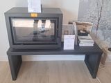 un micro-ondes posé sur une table dans un salon