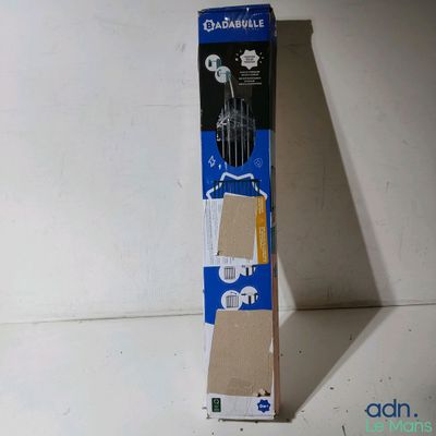 une boîte de brosses à dents posée sur un comptoir