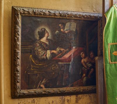 un tableau accroché au mur, à côté d'un tableau représentant une femme