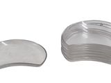 un gros plan sur un ensemble de gobelets en plastique transparent sur fond blanc