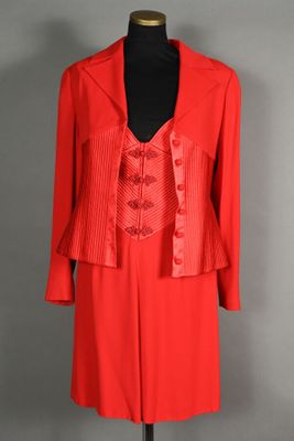 NIGHT VALENTINO. Ensemble rouge à bandes de satin surpiqué c…